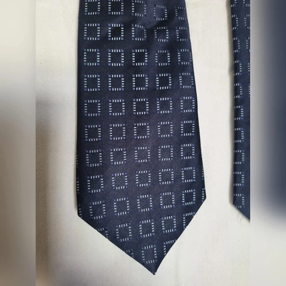 Geoffrey Beene Preppy Navy Blue 100% Silk Geometric Stain Resistant‎ Career Tie